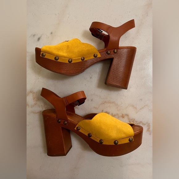 Indigo Rd. Women’s Size 6.5 Yellow Wood  Platform Ankle Strap Sandal Open Toe - Picture 2 of 5